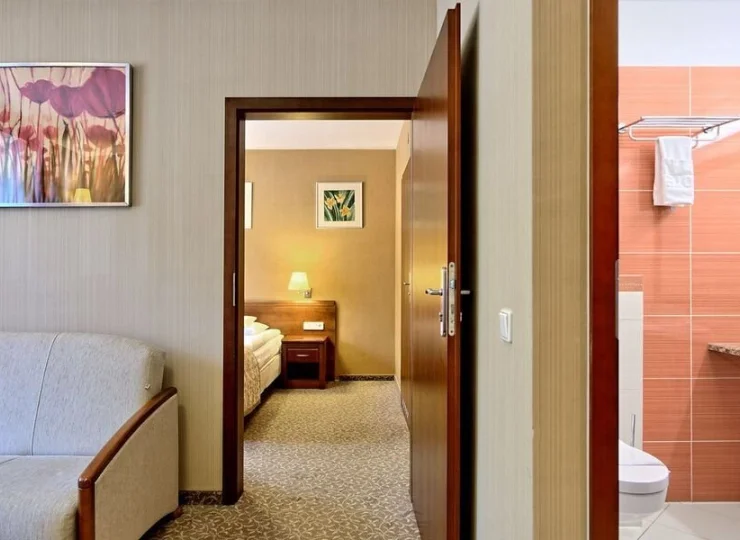 W pokoju deluxe jest dodatkowo minibar i szlafroki dla gości