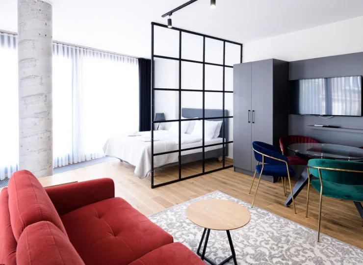 W studiu deluxe podwójne łóżko jest oddzielone od reszty pokoju