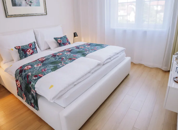 Każdy apartament ma odrębną sypialnię lub wydzieloną część sypialną