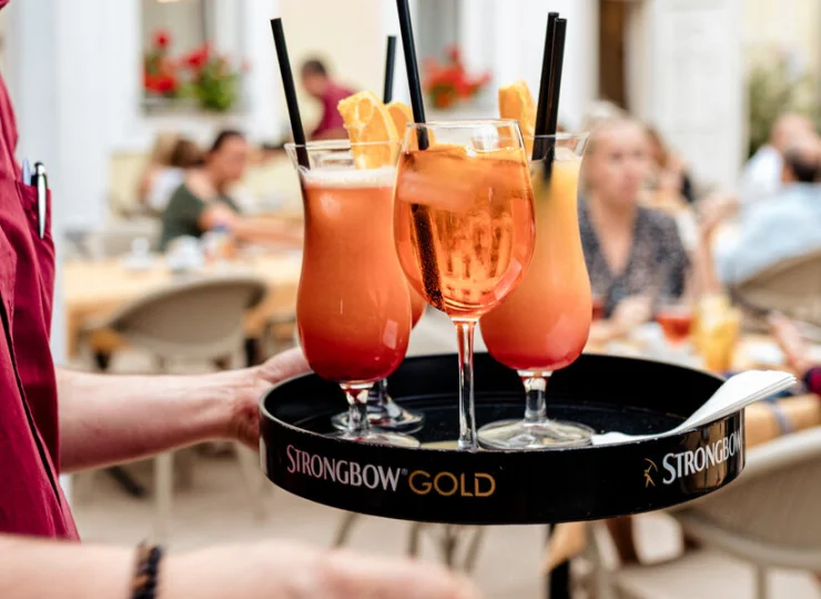 Restauracja przyrządza też drinki, koktajle i serwuje znakomite węgierskie wino