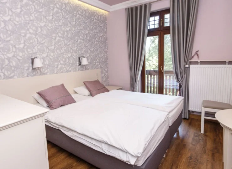 Pokój 2-os. typu Budget 7 ma balkon i czajnik