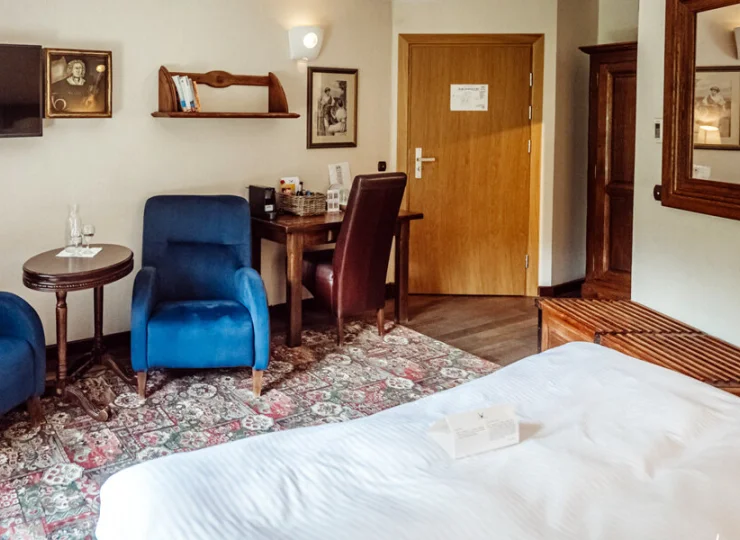 W pokoju jest czajnik, minibar, smart TV, wifi, szlafroki