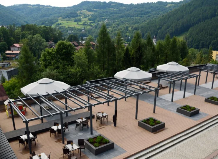 Hotel posiada taras z widokiem na góry