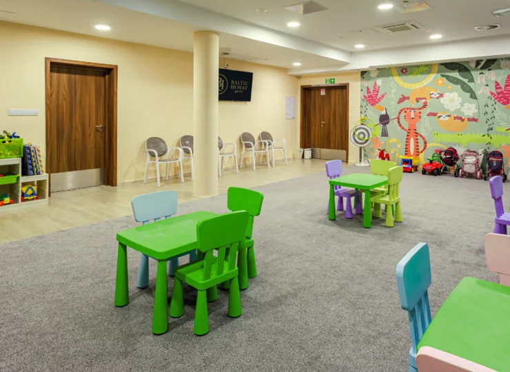 Dla dzieci przygotowano przestronną salę zabaw