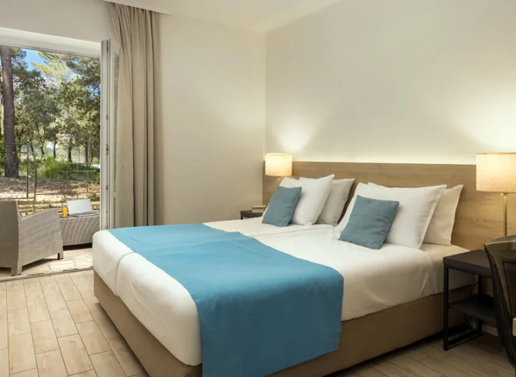 Na gości czekają tutaj komfortowe pokoje i apartamenty