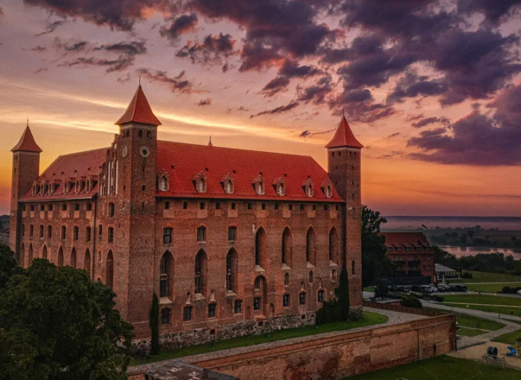 Zamek Gniew o zachodzie słońca