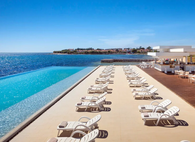 Obok resortu nad brzegiem morza znajduje się drink bar z pięknym basenem