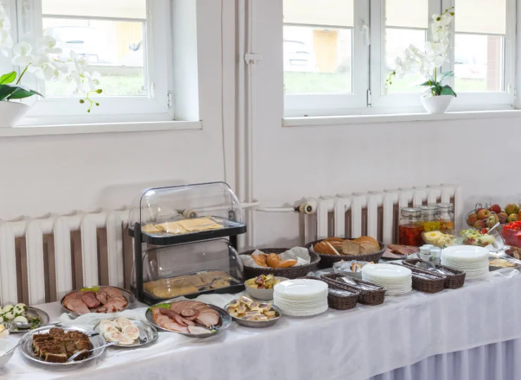 Śniadanie podawane jest w godz. 6:30-10:00, w weekendy 7:00-10:00