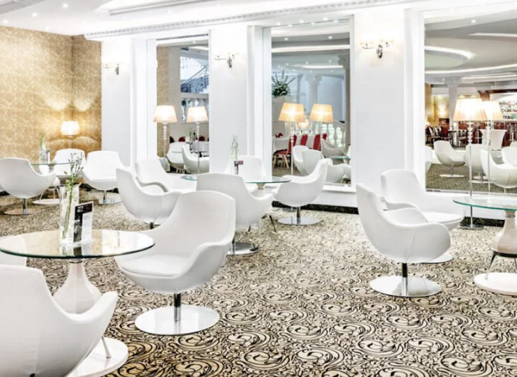 Jest restauracja śniadaniowa Victoria i kameralna restauracja à la carte Alice