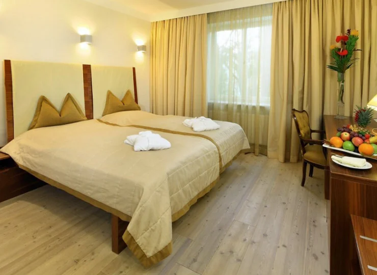 Pokoje są wyposażone w TV, WiFi, minibar, sejf, czajnik, klimatyzację i telefon