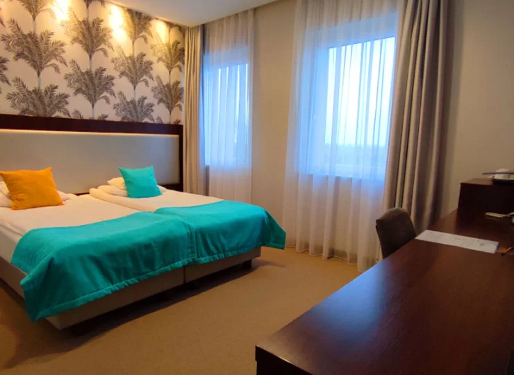 W hotelu można zamieszkać w pokojach z bogatym wyposażeniem