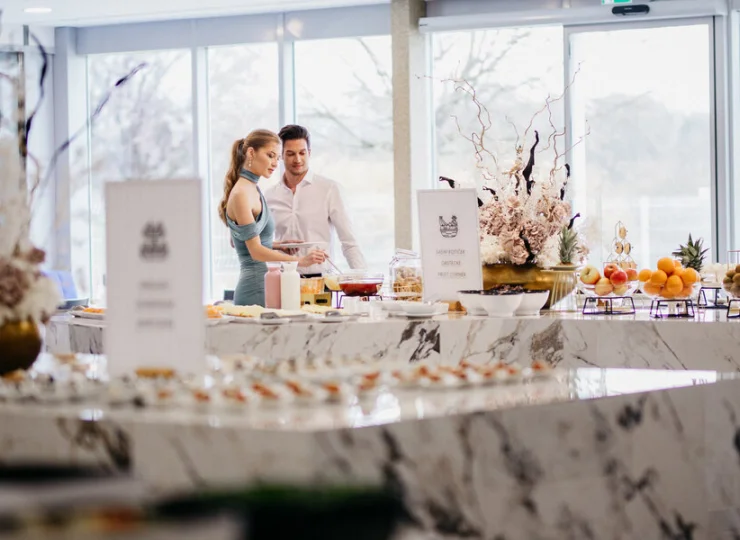 Posiłki są serwowane w restauracji bufetowej
