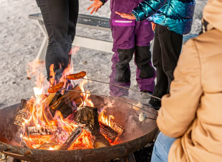 Płomienie ogniska rozgrzewają w chłodne dni