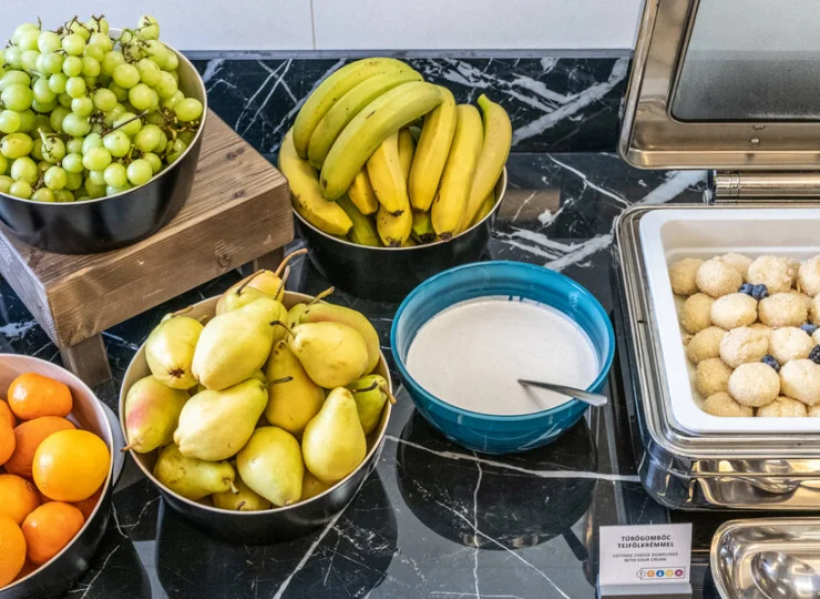 Goście chwalą hotel za obfity i urozmaicony bufet