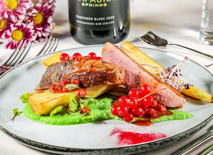 Dwudaniowa obiadokolacja jest podawana ze skróconej karty menu