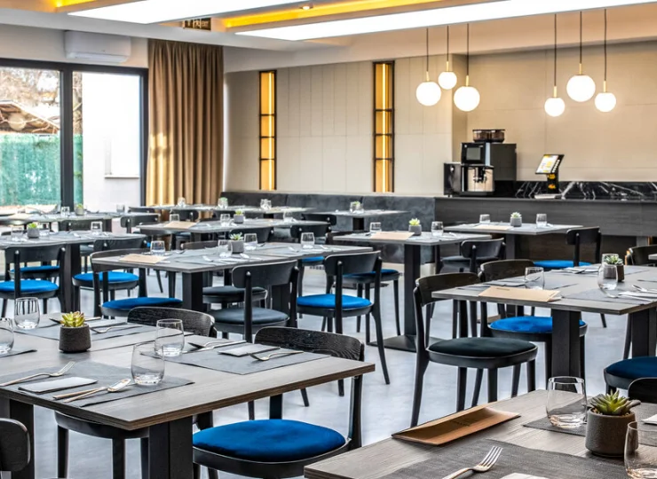 W hotelu są 2 restauracje