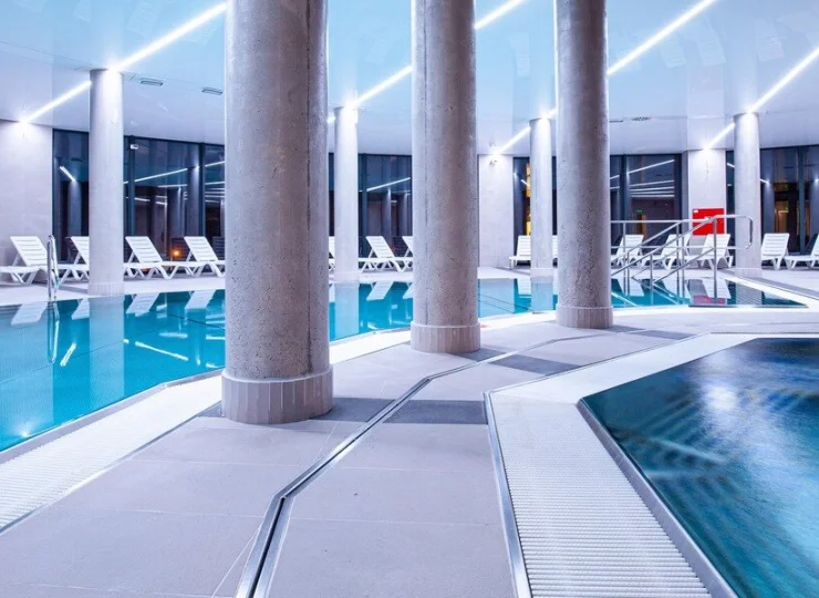 Basen wewnętrzny pozwoli spędzić aktywny czas z całą rodziną