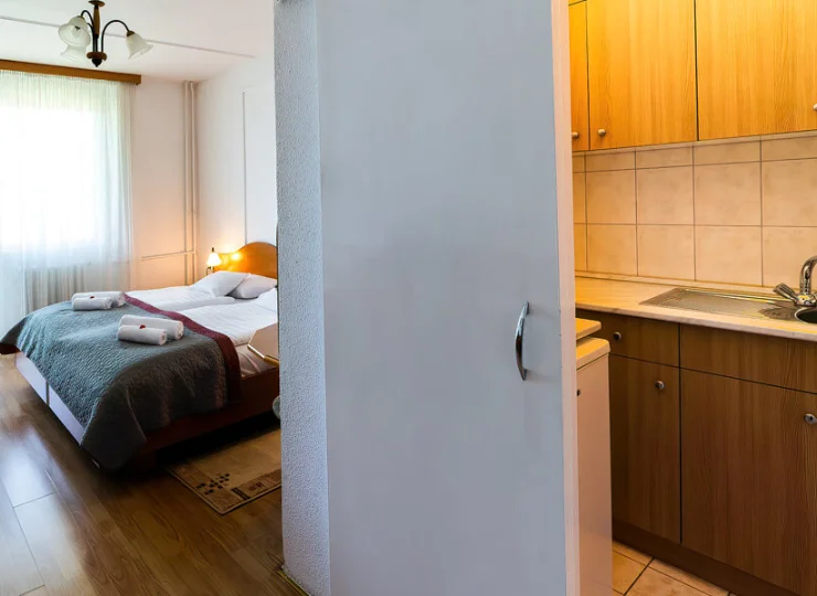 Pokój jest także wyposażony w minikuchnię