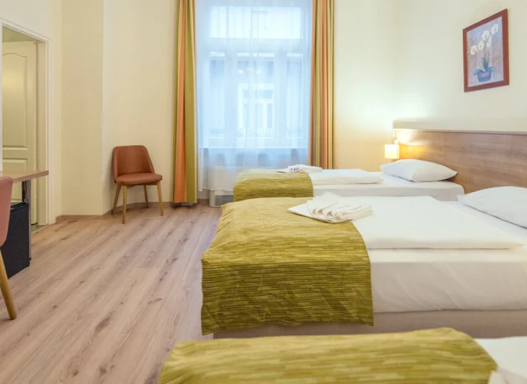 W pokoju jest TV, wifi i sejf, a w łazience prysznic, suszarka i ręczniki