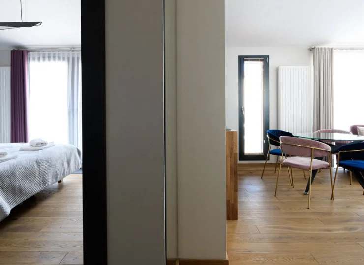 Apartament penthouse z tarasem posiada osobną sypialnię