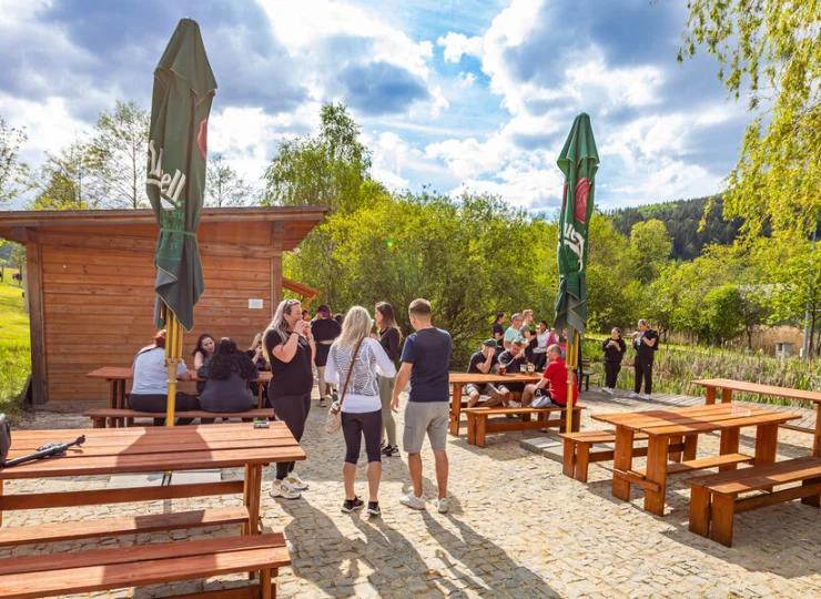 Do ogródka można zamówić coś z restauracji i cieszyć się górskim powietrzem