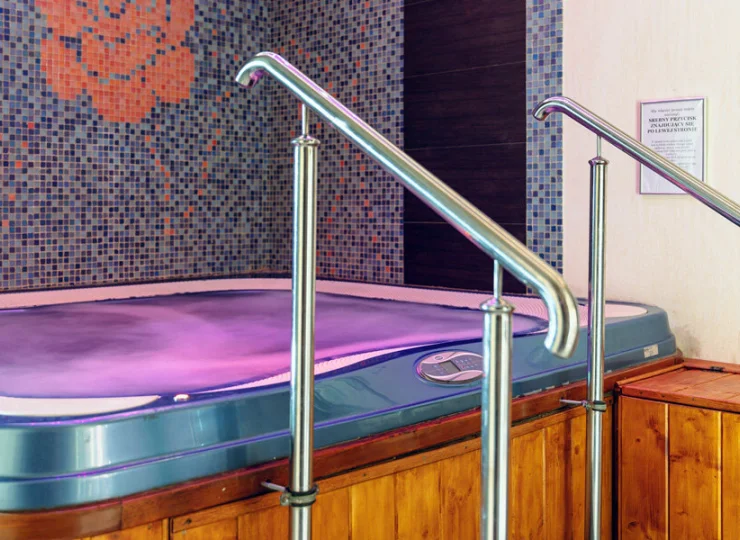 W strefie wellness znajduje się również: jacuzzi, sauna fińska, łaźnia parowa