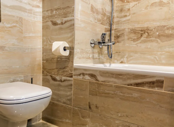 Każdy pokój ma łazienkę z prysznicem lub wanną