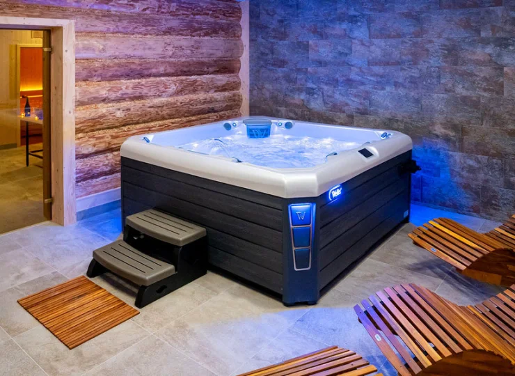 W wewnętrznej strefie wellness jest jacuzzi