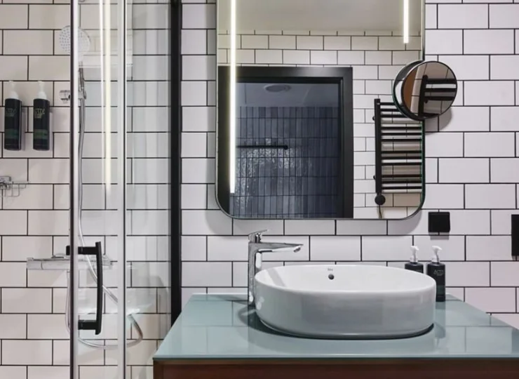 W łazience jest prysznic, suszarka do włosów i kosmetyki