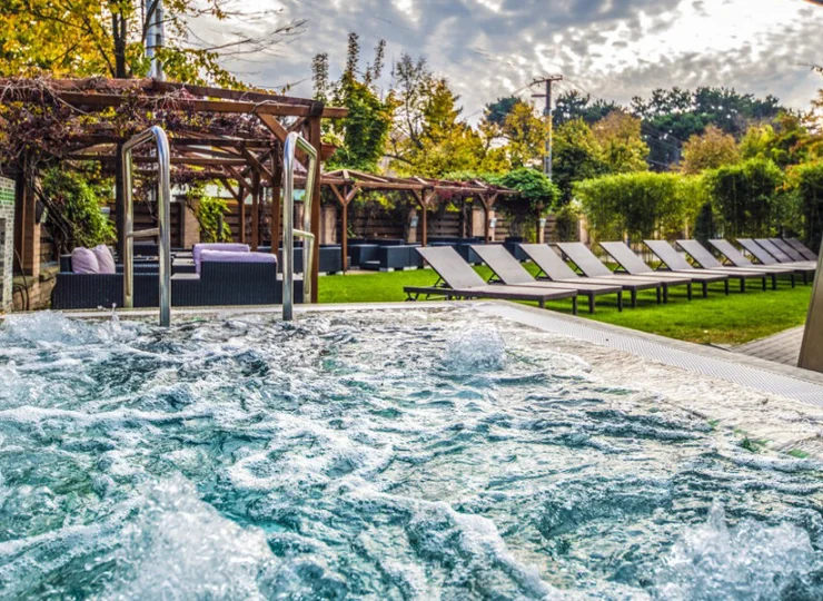 W ciepłe dni można korzystać także ze strefy wellness w ogrodzie