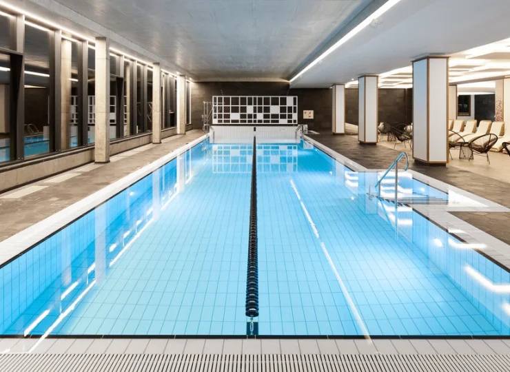 Basen do pływania ma 2 tory i długość 20 metrów