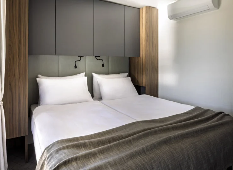 W każdym domku mieszczą się 2 sypialnie i 2 łazienki oraz salon z kuchnią