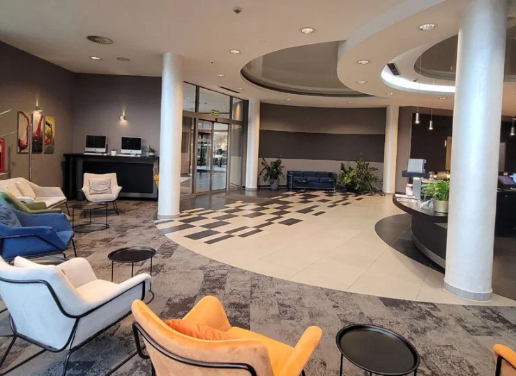 Lobby hotelu jest nowoczesne