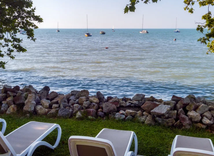 Leżaki są położone bezpośrednio na brzegu jeziora