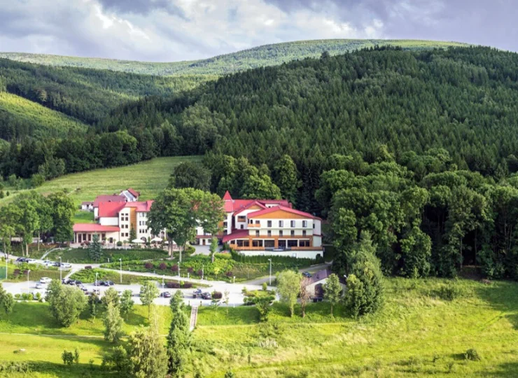 Hotel Malinowy Dwór jest malowniczo położony w sercu Gór Izerskich