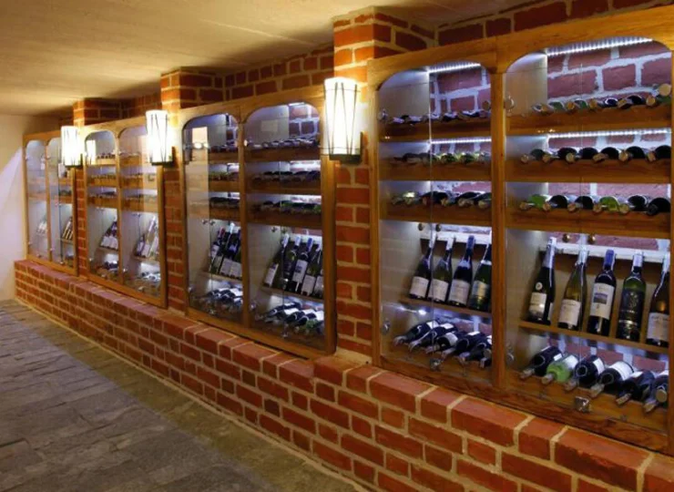 W podziemiach hotelu mieści się winna piwniczka