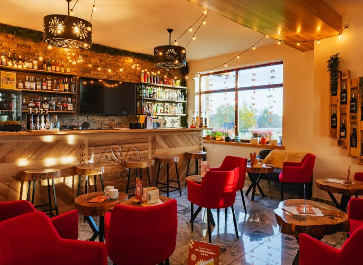 W lobby urządzono przyjemny drink bar