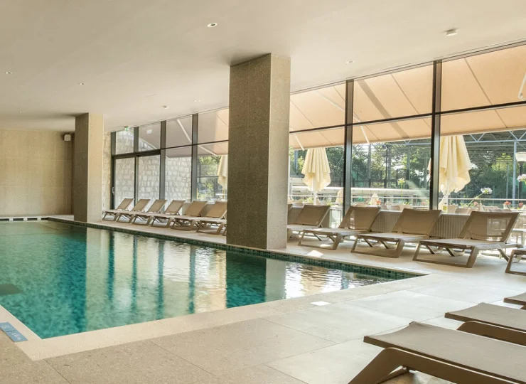 Hotel posiada kameralną strefę wellness z wewnętrznym basenem