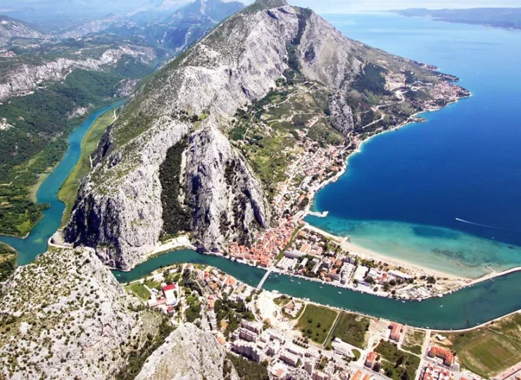 Hotel powstał w pięknym miejscu, nieopodal ujścia rzeki Cetiny do Adriatyku