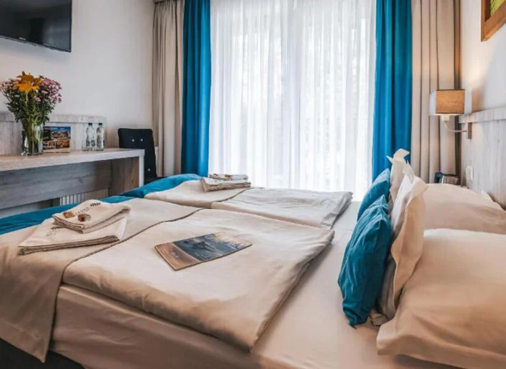 Pokoje wyposażono w Wi-Fi, smart Tv, zestaw do parzenia kawy i herbaty