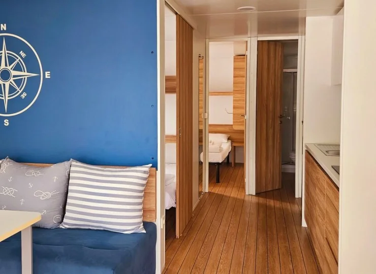 W każdym domku jest salon z kanapą i aneksem kuchennym