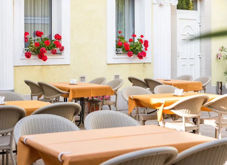 Dziedziniec z restauracyjnymi stolikami to bardzo przyjemne miejsce