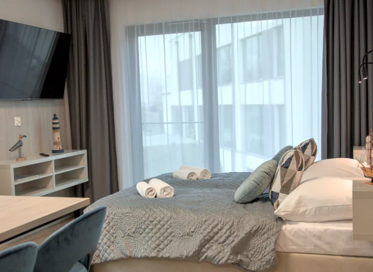 W salonie jest podwójne łóżko i aneks kuchenny