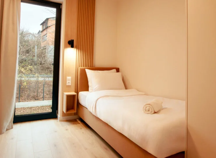 Druga sypialnia ma dwa pojedyncze łóżka