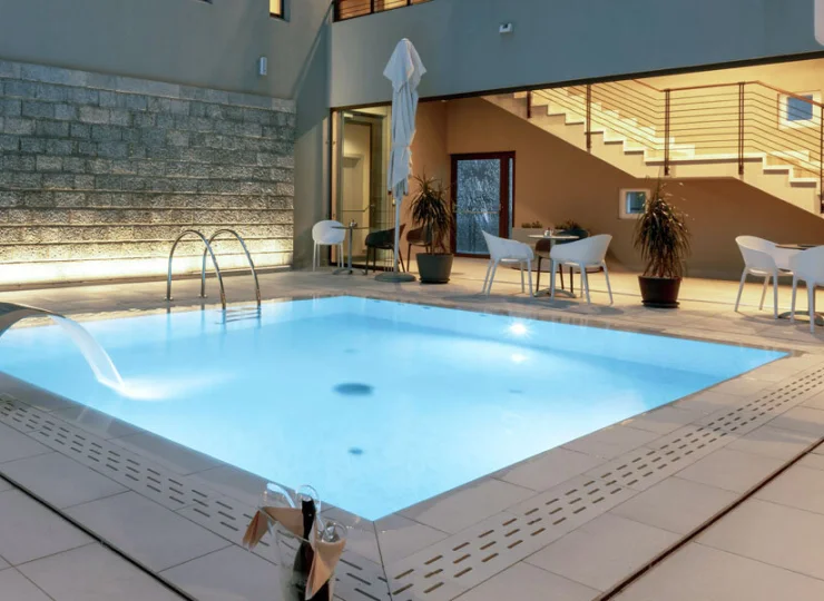 Częścią hotelowej strefy relaksu jest zewnętrzny basen z hydromasażerem