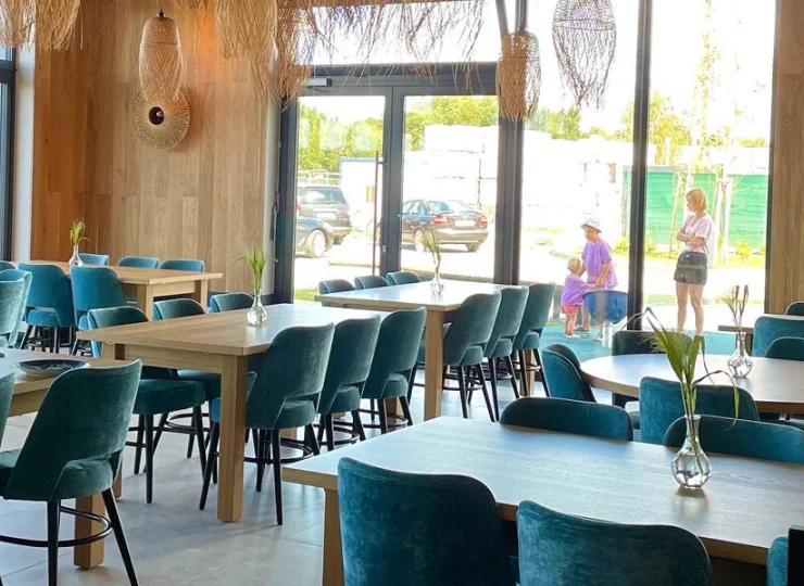 Restauracja specjalizuje się w kuchni włoskiej i międzynarodowej