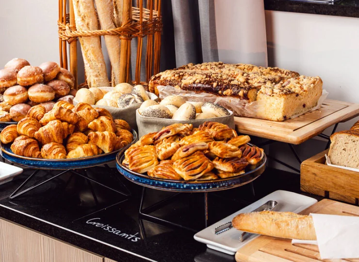 W bogatym porannym bufecie każdy łasuch znajdzie coś dla siebie