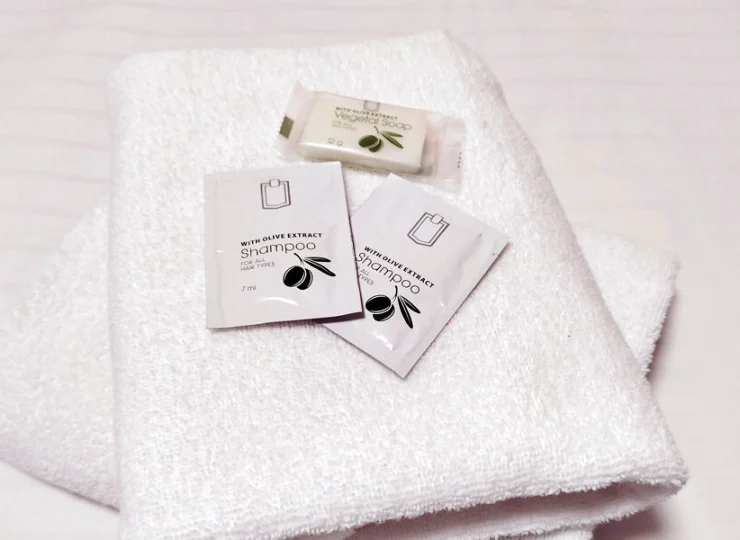 Na gości czekają ręczniki i podstawowe kosmetyki