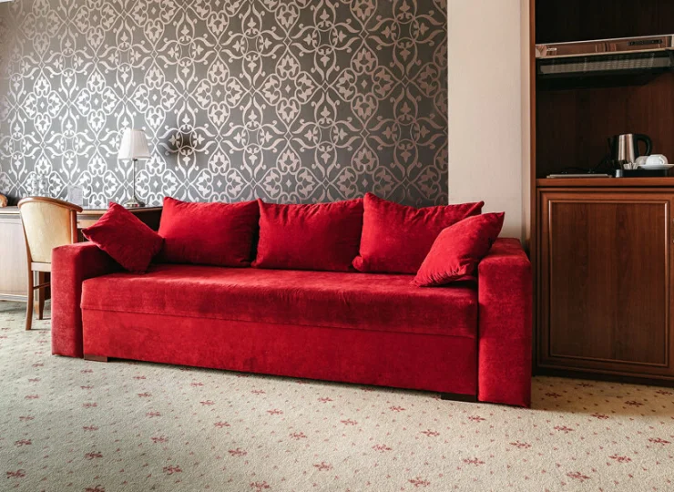 W pokoju dziennym jest rozkładana sofa i mini aneks kuchenny
