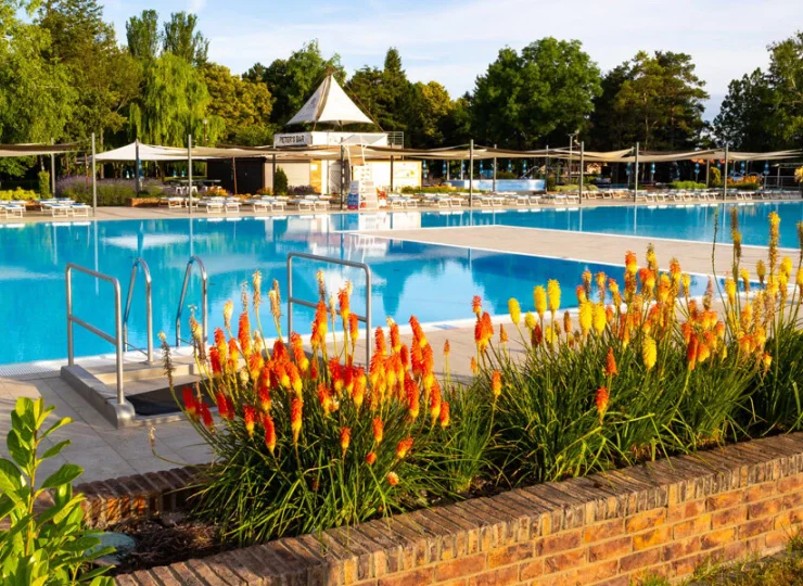 Zażyjesz tu przyjemności w 4 krytych basenach i 6 basenach zewnętrznych